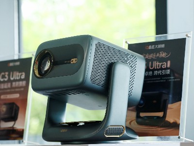 洛图科技丨大眼橙发布旗舰新品：1LCD投影亮度大幅突破，告别低端低价市场